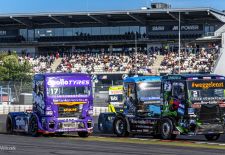 Sport, Motorsport - Trucksport / TRUCK RACING - Motorsport in XXL_Abgedrängt und Position verteidigt