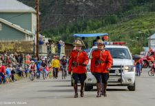 Willkommen in Dawson City - Die legendäre Goldgräberstadt am Yukon - Grosse Parade am Canada Day.JPG