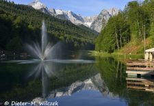 Rund um den Riessersee - Das Wetterstein-Massiv spiegelt sich im klaren Gewässer.JPG