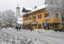 Unterwegs im Werdenfelser Land - Blick auf das romantisch verschneite Garmischer Zentrum