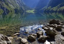 Weißblaue Impressionen vom Königssee - Obersee mit Fischunkelalm in der Ferne.JPG