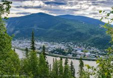 Willkommen in Dawson City - Die legendäre Goldgräberstadt am Yukon - Blick auf Dawson City_Yukon River.JPG