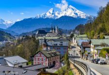 Urlaub im Berchtesgadener Land - Blick auf den Ort mit Watzmann, Berchtesgaden