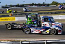 Sport, Motorsport - Trucksport / TRUCK RACING - Motorsport in XXL_In Schlagdistanz zum Vordermann