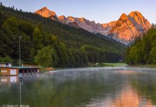 Unterwegs im Werdenfelser Land - Wettersteinmassiv mit Morgennebel am Riessersee
