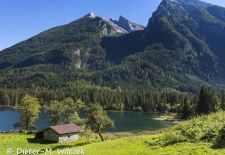 Rund um den Hintersee und Zauberwald - Der idyllische Hintersee mit Hochkalter.JPG