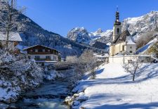 01 Winteridyll mit der berühmten Pfarrkirche St. Sebastian.JPG