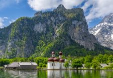 Berchtesgadener Land - St. Bartholomä am Ufer des Königssees