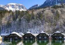 Weißblaue Impressionen vom Königssee - Bootshäuser im Winterkleid an der Seelände.JPG