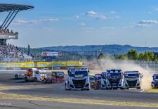 Sport, Motorsport - Trucksport / TRUCK RACING - Motorsport in XXL_Spektakulärer Start vor tausenden begeisterter Fans