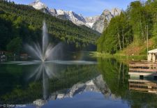 Zu Besuch am Riessersee - Das Wetterstein-Massiv spiegelt sich im klaren Gewässer