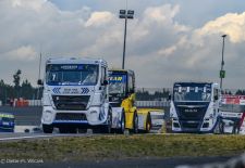 British Race Trucks - MAN Race Trucks overtaking out of the slipstream