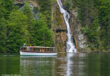 Unterwegs am Königssee - Der Schrainbachfall mit Elektro - Ausflugsschiff.JPG