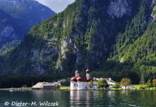 Grüß Gott am Königssee - Ansicht St. Bartholomä vom Schiff.JPG
