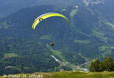 Mein Werdenfelser Land - Gleitschirmflieger am Wank.JPG