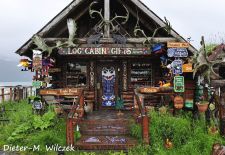 Alaskan Signs and Graffiti - Schilder, Kunst und Kuriositaeten - Souvenirgeschaeft in Whittier.JPG