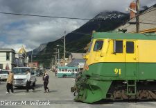 Destination Skagway - Der historische Zug ist Teil des Stadtbildes von Skagway.JPG