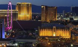 Impressionen aus Las Vegas - Das nächtliche Las Vegas mit dem Riesenrad High Roller.JPG