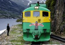 Destination Skagway - Zugbegleiter empfängt den Zug am Gipfel des White Passes.JPG