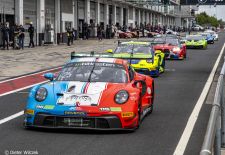 Super Sportwagen aus Zuffenhausen beim GT MASTERS - Ausfahrt aus der Boxengasse am Nürburgring