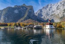 Bayerisches Alpenparadies - Panoramablick auf St. Bartholomä am Ufer des Königssees