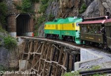 Destination Skagway - Über die hölzerne Eisenbahnbrücke zur Einfahrt in den Tunnel.JPG